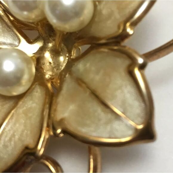 Vintage "ENAMEL Faux Pearl FLOWER" Brooch - Picture 4 of 8